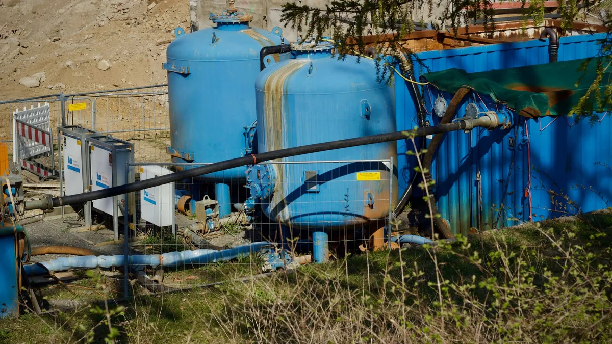 Impianto industriale per il trattamento dell’acqua con tubazioni e vasche tecniche