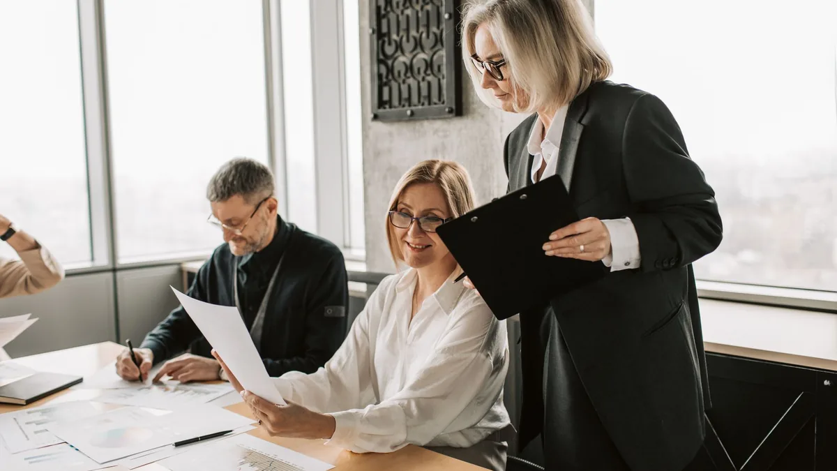 Dirigenti durante una riunione di pianificazione in ufficio